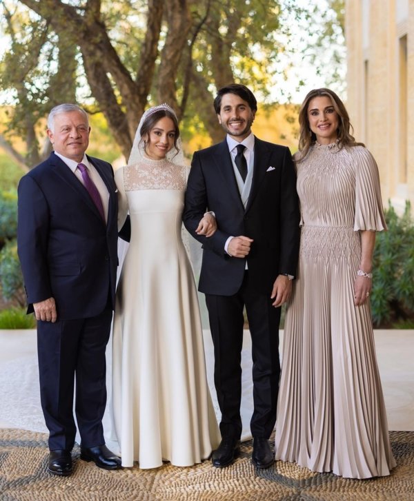 الملك عبد الله والملكة رانيا برفقة العروسين