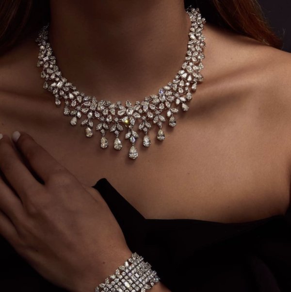 ما الذي يجعل قطعة المجوهرات فاخرة؟