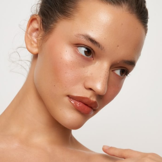 Anti-Blush: هل بات الاستغناء عن أحمر الخدود أبرز الصيحات الجمالية؟