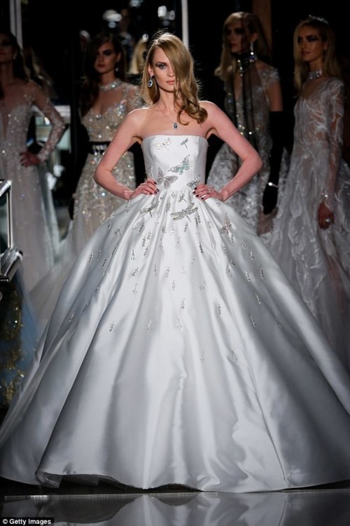 ريم عكرة  تصمم فستان زفاف بـ1.6 مليون دولار!