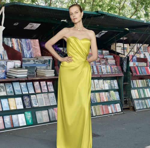 التعقيد يلتقي بالبساطة في مجموعة Balenciaga الراقية
