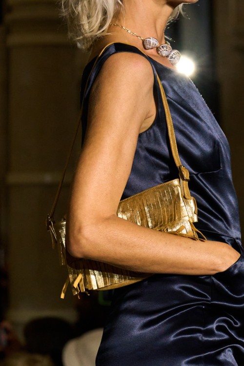 نصائح وإرشادات لتنسيق الملابس الميتاليكية في احتفالات رأس السنة؟