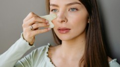 قبل استخدام الـ Gua Sha عليكِ معرفة هذه الأمور