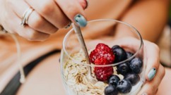 9 أطعمة تخفّف من دهون الكبد وتعزّز صحّته
