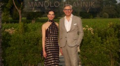 سحر سان تروبيه يتجلّى في أجدد مجموعات Manolo Blahnik x Mytheresa