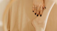 7 طرق سهلة للتخلّص من تشقّقات القدمين وجفافهما