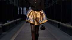 كوني حرّة ومتألّقة مع مجموعة Versace لخريف وشتاء 2025