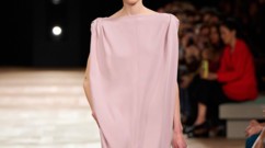 Balenciaga تتألّق بتصاميم مديرها الإبداعيّ الجديد