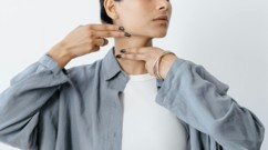 4 تمارين تدليك ذاتي سريعة لبشرة وشعر مليئين بالحيوية