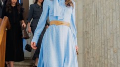 4 إكسسوارات جمّلت فستان الملكة رانيا الأزرق