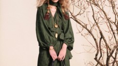 اللون الزيتوني يعود إلى الواجهة في موضة الشتاء
