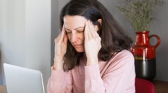 4 علاجات طبيعية للتقليل من ألم الصداع النصفي