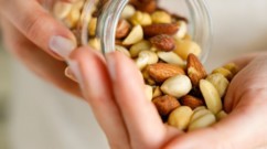 احذروا الإفراط في تناول المكسّرات رغم فوائدها!