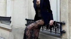 هذا الموسم، اعتمدي فستان الدانتيل الأسود