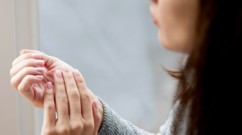 تقصّف الأظافر مشكلة تزداد في الشتاء، فما هي الأسباب والحلول؟