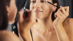 أفضل أنواع زيوت طبيعية لترطيب الرموش وتطويلها