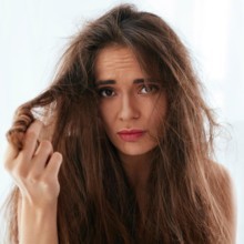 عالجي شعركِ التالف قبل الأعياد بـ3 طرق طبيعية